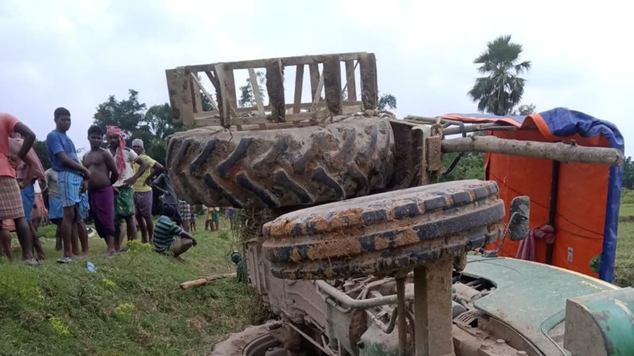 নাবালকের ট্র্য়াক্টর উল্টে মৃত্যু মহিলার, 'বেফাঁস' মন্তব্য় করায় গণপ্রহার বিজেপি নেতাকে নাবালকের ট্র্য়াক্টর উল্টে মৃত্যু মহিলার, 'বেফাঁস' মন্তব্য় করায় গণপ্রহার বিজেপি নেতাকে