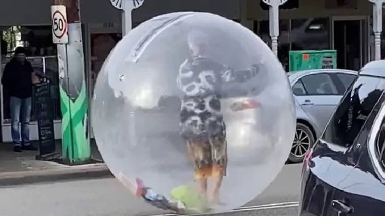 കൊറോണ കാലത്ത് പ്ലാസ്റ്റിക് കുമിളയ്ക്കുള്ളില് നടക്കുന്ന മനുഷ്യന്; മാസ്കിനെക്കാള് നല്ലതെന്ന് സോഷ്യല് മീഡിയ കൊറോണ കാലത്ത് പ്ലാസ്റ്റിക് കുമിളയ്ക്കുള്ളില് നടക്കുന്ന മനുഷ്യന്; മാസ്കിനെക്കാള് നല്ലതെന്ന് സോഷ്യല് മീഡിയ