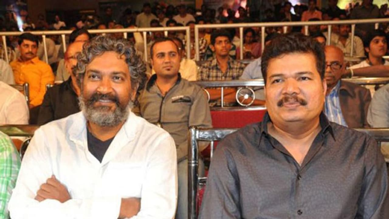 இந்தியாவின் பிரம்மாண்ட இயக்குநருக்கு கொரோனா..! குடும்பத்தினரையும் தாக்கிய கொடுமை.. ரசிகர்கள் சோகம் இந்தியாவின் பிரம்மாண்ட இயக்குநருக்கு கொரோனா..! குடும்பத்தினரையும் தாக்கிய கொடுமை.. ரசிகர்கள் சோகம்