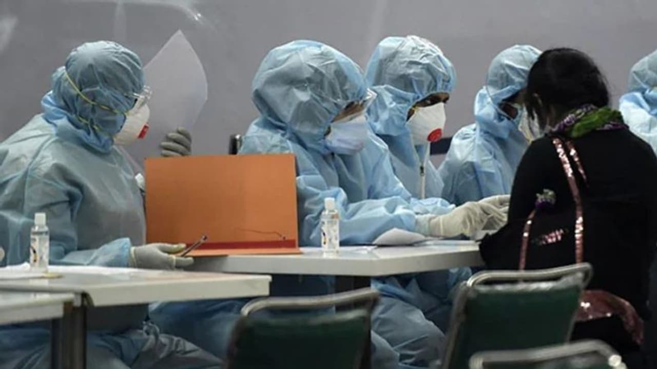 രാജ്യത്ത് കൊവിഡ് മരണനിരക്ക് കുത്തനെ കുറയുന്നതായും രോഗമുക്തി കൂടുന്നതായും കേന്ദ്രം രാജ്യത്ത് കൊവിഡ് മരണനിരക്ക് കുത്തനെ കുറയുന്നതായും രോഗമുക്തി കൂടുന്നതായും കേന്ദ്രം