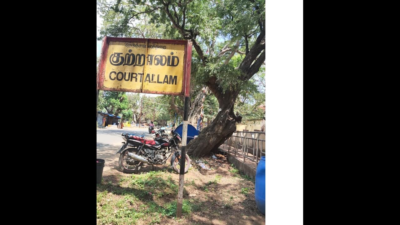 குற்றாலத்தில் தொடங்கியது குளு குளு சீசன்.! ஊரடங்கால் சுற்றுலா பயணிகளுக்கு தடை விதித்திருக்கிறது போலீஸ்.! குற்றாலத்தில் தொடங்கியது குளு குளு சீசன்.! ஊரடங்கால் சுற்றுலா பயணிகளுக்கு தடை விதித்திருக்கிறது போலீஸ்.!