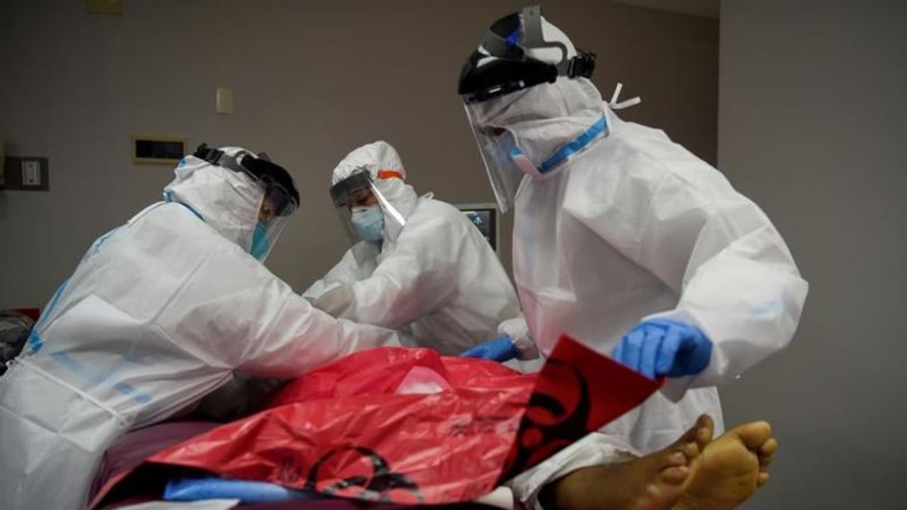 అమానవీయం: స్మశానంలోనే ముగ్గురు కరోనా రోగుల హోం ఐసోలేషన్ అమానవీయం: స్మశానంలోనే ముగ్గురు కరోనా రోగుల హోం ఐసోలేషన్