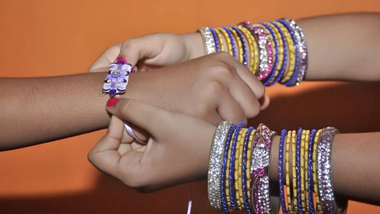 भाई बहन के पवित्र प्रेम का प्रतीक है रक्षाबंधन पर्व, क्या है इस त्योहार का मनोवैज्ञानिक पक्ष? भाई बहन के पवित्र प्रेम का प्रतीक है रक्षाबंधन पर्व, क्या है इस त्योहार का मनोवैज्ञानिक पक्ष?