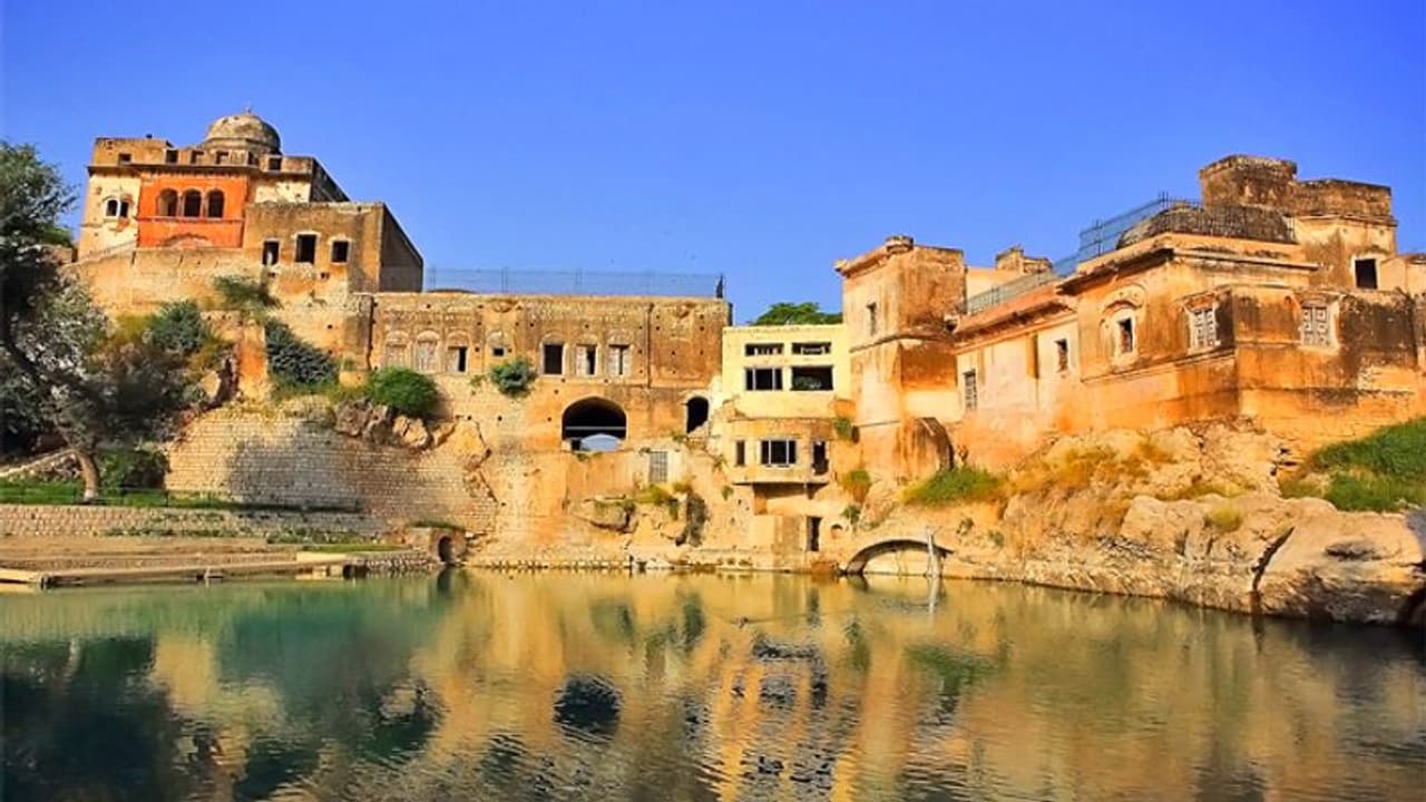 सावन: पाकिस्तान में यहां है भगवान शिव का प्रसिद्ध मंदिर, सती की मृत्यु के बाद यहां रोए थे महादेव सावन: पाकिस्तान में यहां है भगवान शिव का प्रसिद्ध मंदिर, सती की मृत्यु के बाद यहां रोए थे महादेव