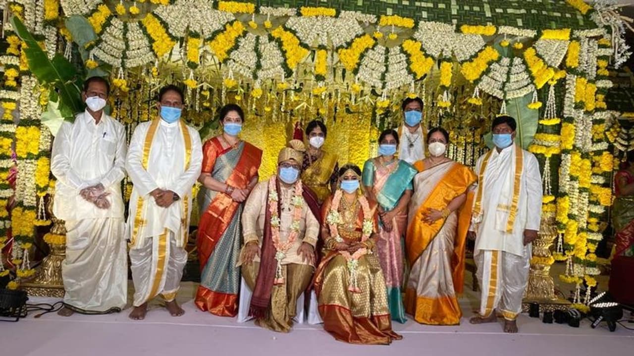కరోనా వేళ.. నిరాడంబరంగా డీజీపీ కుమారుడి పెళ్లి కరోనా వేళ.. నిరాడంబరంగా డీజీపీ కుమారుడి పెళ్లి