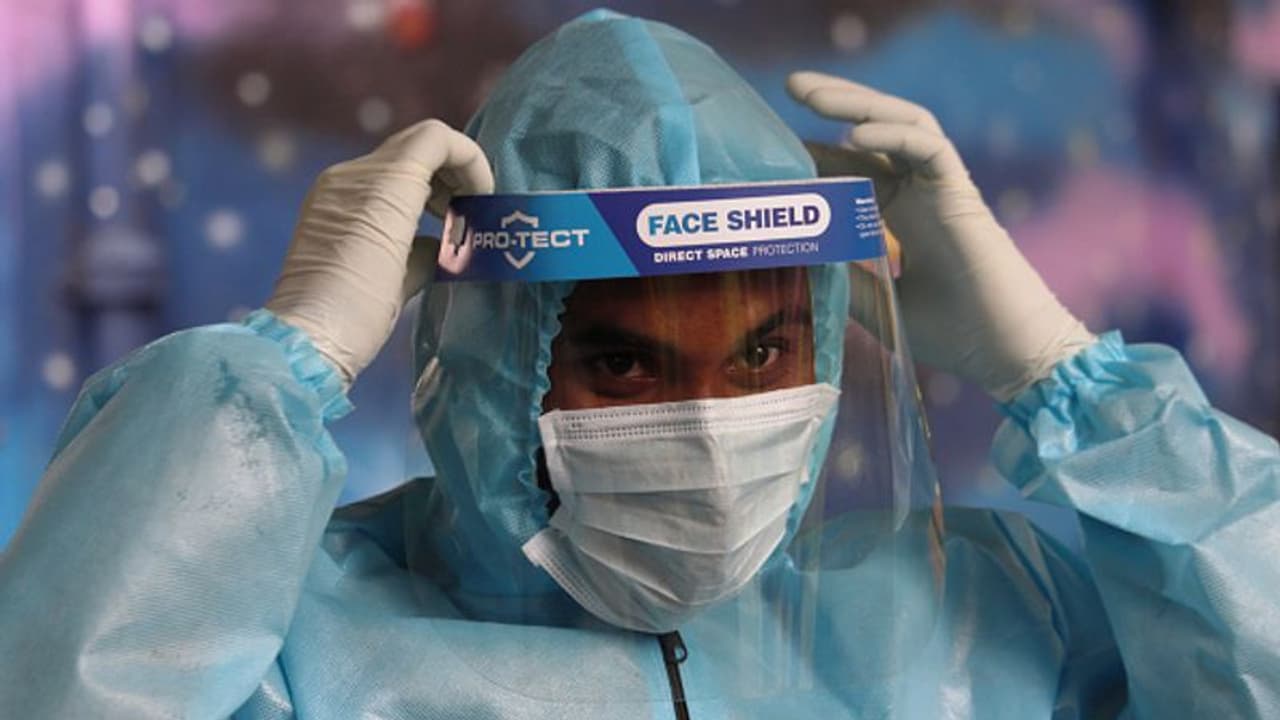 కరోనాను జయించిన 105 ఏళ్ల బామ్మ: 3 నెలలు కోవిడ్ పై పోరాటం కరోనాను జయించిన 105 ఏళ్ల బామ్మ: 3 నెలలు కోవిడ్ పై పోరాటం