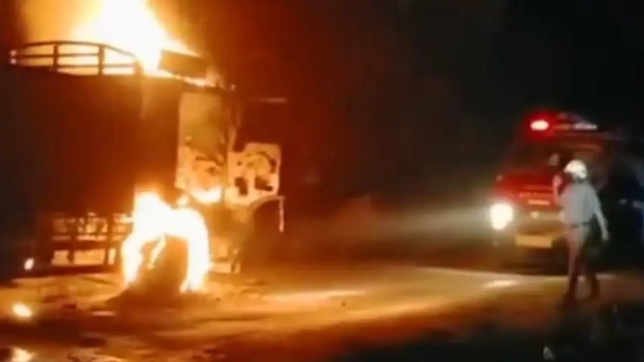 ডাম্পারের ধাক্কায় বাইক আরোহীর মৃত্যু, পথ দুর্ঘটনাকে কেন্দ্র করে অগ্নিগর্ভ ফাঁসিদেওয়া ডাম্পারের ধাক্কায় বাইক আরোহীর মৃত্যু, পথ দুর্ঘটনাকে কেন্দ্র করে অগ্নিগর্ভ ফাঁসিদেওয়া