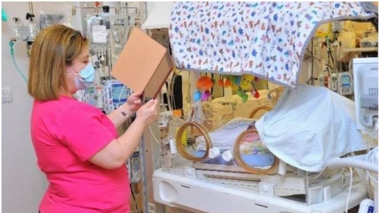 'മാലാഖ'മാരുടെ കരുതലില് വളര്ന്നു, നാട്ടില് കുടുങ്ങിയ അമ്മയെത്തുന്നതും കാത്ത് കണ്മണിക്ക് ഒന്നാം പിറന്നാള് 'മാലാഖ'മാരുടെ കരുതലില് വളര്ന്നു, നാട്ടില് കുടുങ്ങിയ അമ്മയെത്തുന്നതും കാത്ത് കണ്മണിക്ക് ഒന്നാം പിറന്നാള്