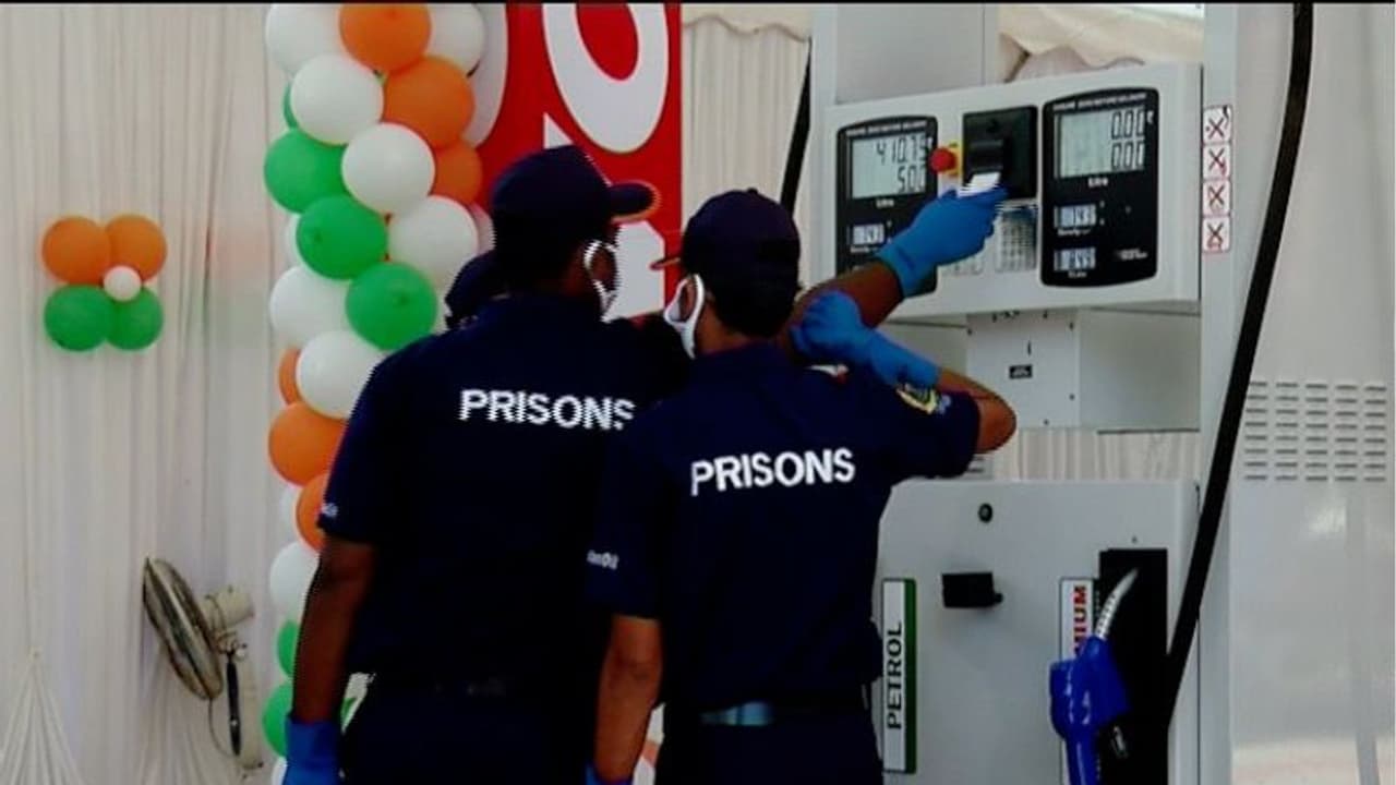 ഇനി ജയിലിൽ പോയും പെട്രോളടിക്കാം; പെട്രോള് പമ്പുകള് മുഖ്യമന്ത്രി ഉദ്ഘാടനം ചെയ്തു ഇനി ജയിലിൽ പോയും പെട്രോളടിക്കാം; പെട്രോള് പമ്പുകള് മുഖ്യമന്ത്രി ഉദ്ഘാടനം ചെയ്തു