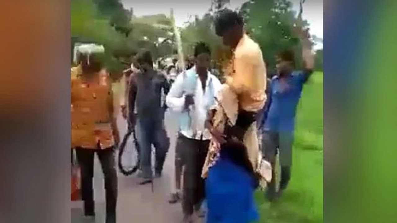 అక్రమ సంబంధంపై పంచాయతీ తీర్పు: భర్తను భుజాలపై మోస్తూ నరకయాతన అక్రమ సంబంధంపై పంచాయతీ తీర్పు: భర్తను భుజాలపై మోస్తూ నరకయాతన