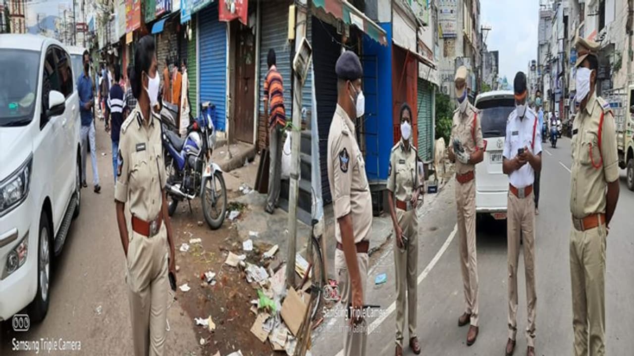 కరోనా విజృంభణ వేళ.... విజయనగరంలో ఎస్పీ రాజకుమారి కాలినడక కరోనా విజృంభణ వేళ.... విజయనగరంలో ఎస్పీ రాజకుమారి కాలినడక