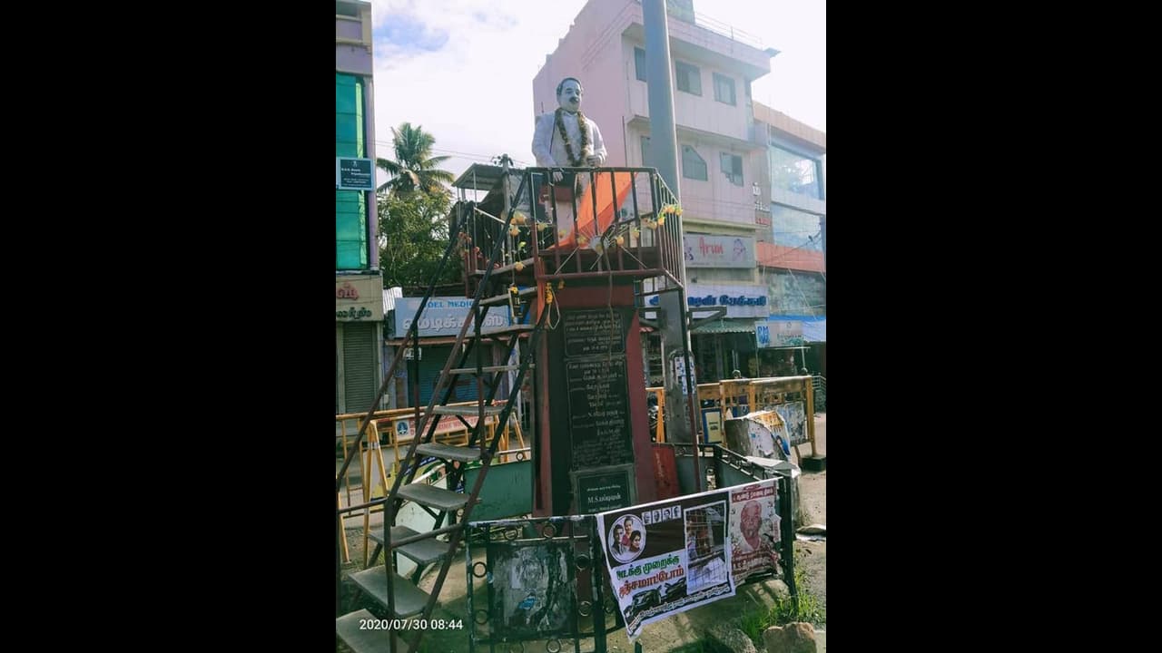 தமிழகத்தில் அவமானப்படுத்தப்படும் எம்ஜிஆர் ,பெரியார், அண்ணா சிலைகள்.! காவிக்கு எதிராக கிளம்பும் கருப்புசிவப்பு. தமிழகத்தில் அவமானப்படுத்தப்படும் எம்ஜிஆர் ,பெரியார், அண்ணா சிலைகள்.! காவிக்கு எதிராக கிளம்பும் கருப்புசிவப்பு.