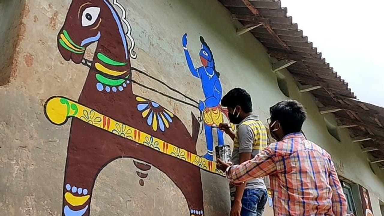 মাস্ক পরাতে দেব দেবীই ভরসা, শিয়ালকোন্দায় বাড়ির গায়ে 'যামিনী রায়'