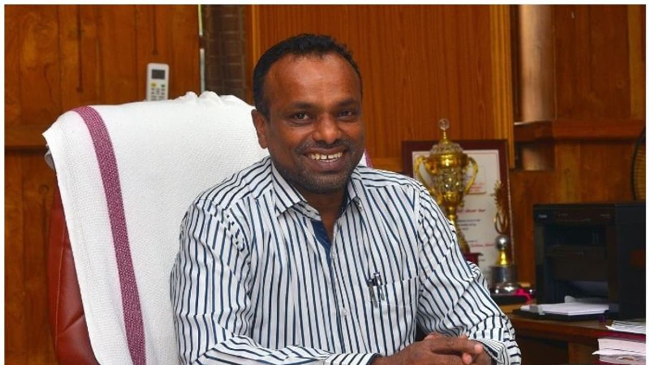 കൊല്ലം കളക്ടർ സ്വയം നിരീക്ഷണത്തിൽ കൊല്ലം കളക്ടർ സ്വയം നിരീക്ഷണത്തിൽ