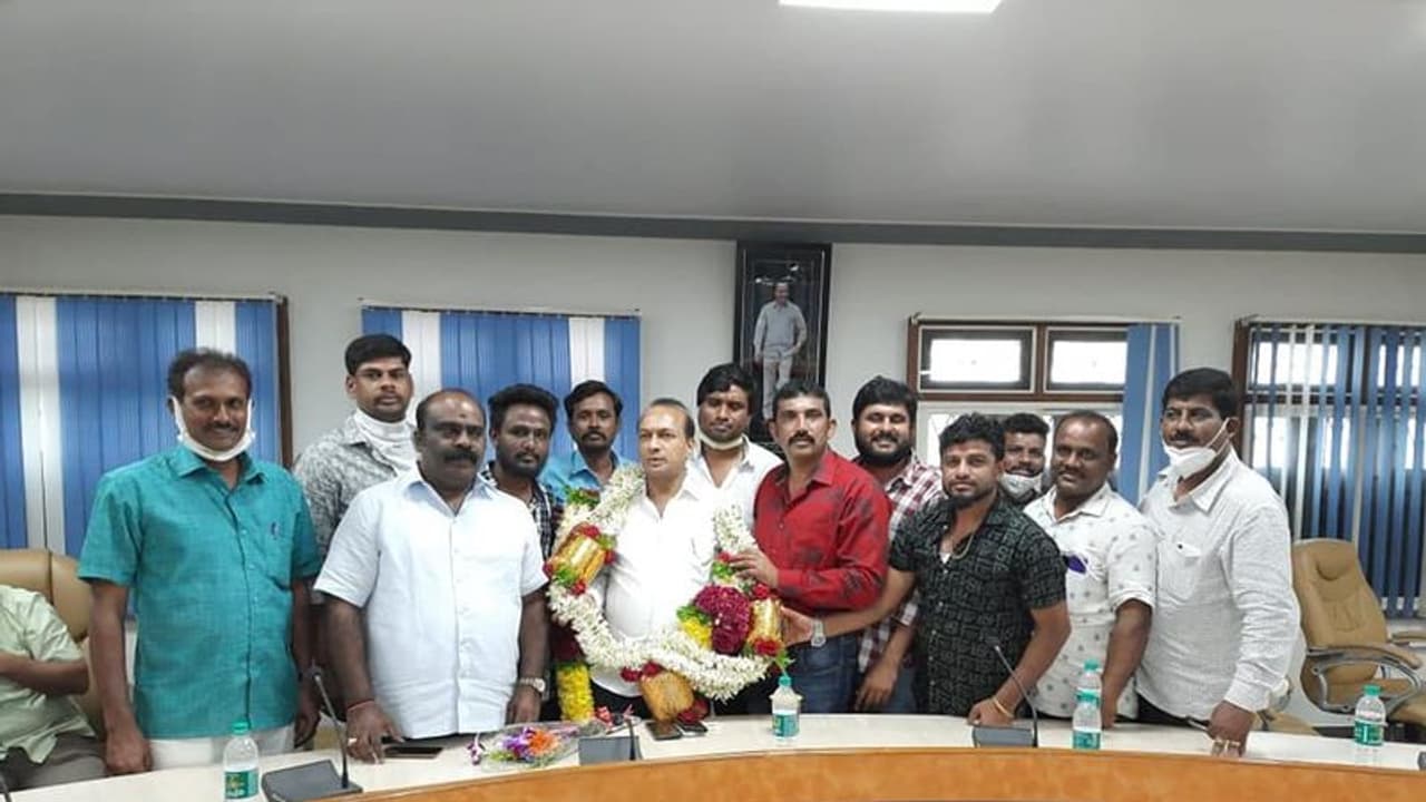 DCC ಬ್ಯಾಂಕ್ ರಾಜಕೀಯಕ್ಕೆ ಮತ್ತೊಂದು ಟ್ವಿಸ್ಟ್: ಪುನಃ ಅಧಿಕಾರ ಸ್ವೀಕರಿಸಿದ ಮಂಜುನಾಥಗೌಡ DCC ಬ್ಯಾಂಕ್ ರಾಜಕೀಯಕ್ಕೆ ಮತ್ತೊಂದು ಟ್ವಿಸ್ಟ್: ಪುನಃ ಅಧಿಕಾರ ಸ್ವೀಕರಿಸಿದ ಮಂಜುನಾಥಗೌಡ