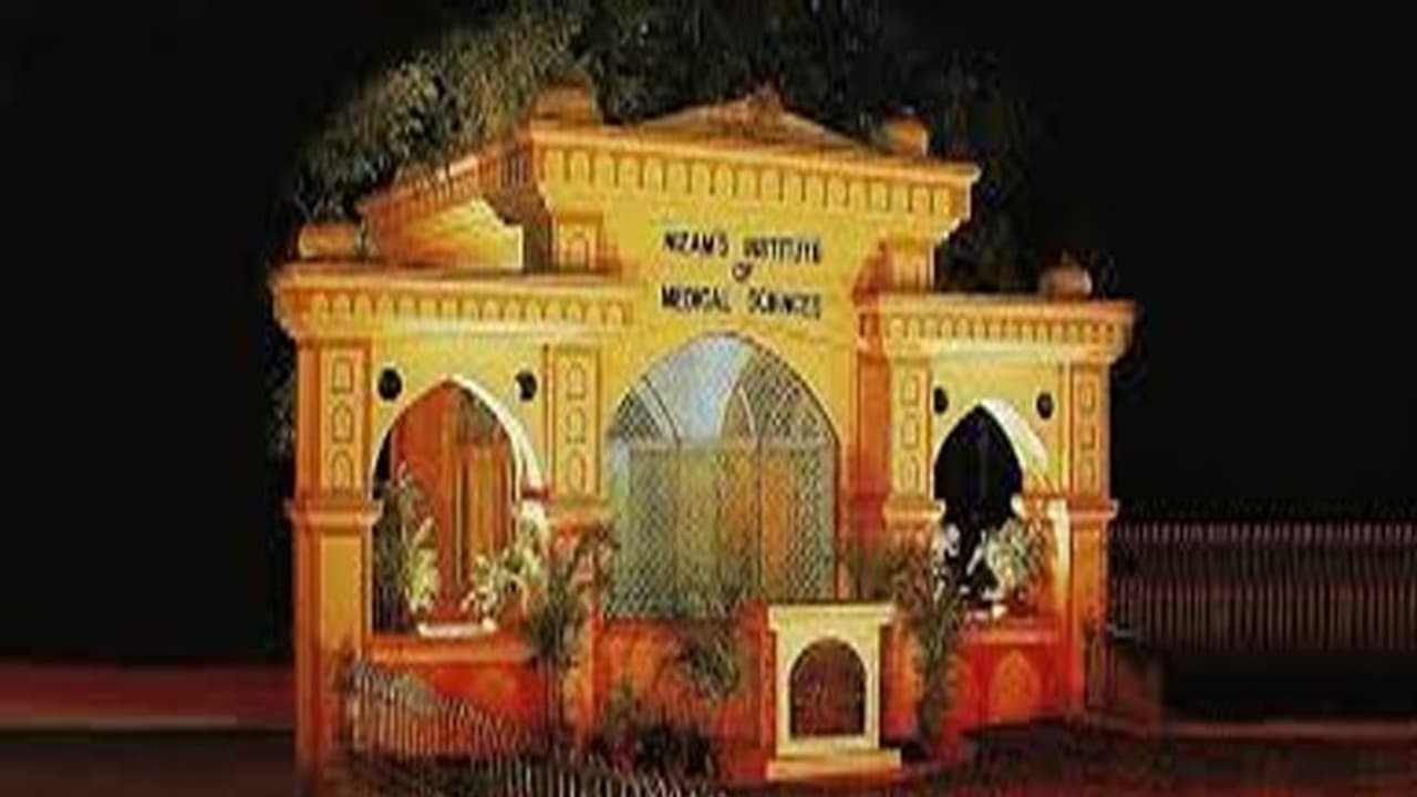 ఆదర్శం...ప్రభుత్వాసుపత్రిలోనే ఎమ్మెల్యే, కలెక్టర్ కరోనా చికిత్స ఆదర్శం...ప్రభుత్వాసుపత్రిలోనే ఎమ్మెల్యే, కలెక్టర్ కరోనా చికిత్స