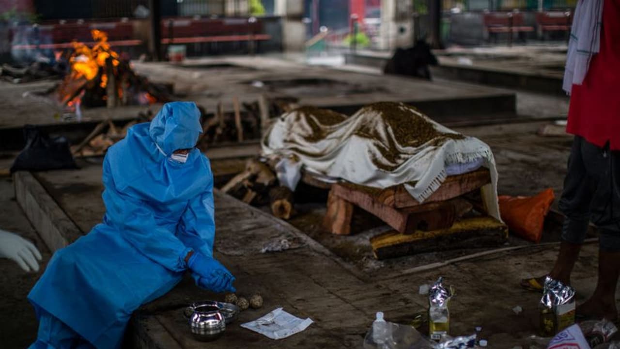 कोरोना के इलाज में परिवार ने खर्च कर दिए 40 लाख रुपए, फिर भी 3 सदस्यों की हुई मौत कोरोना के इलाज में परिवार ने खर्च कर दिए 40 लाख रुपए, फिर भी 3 सदस्यों की हुई मौत