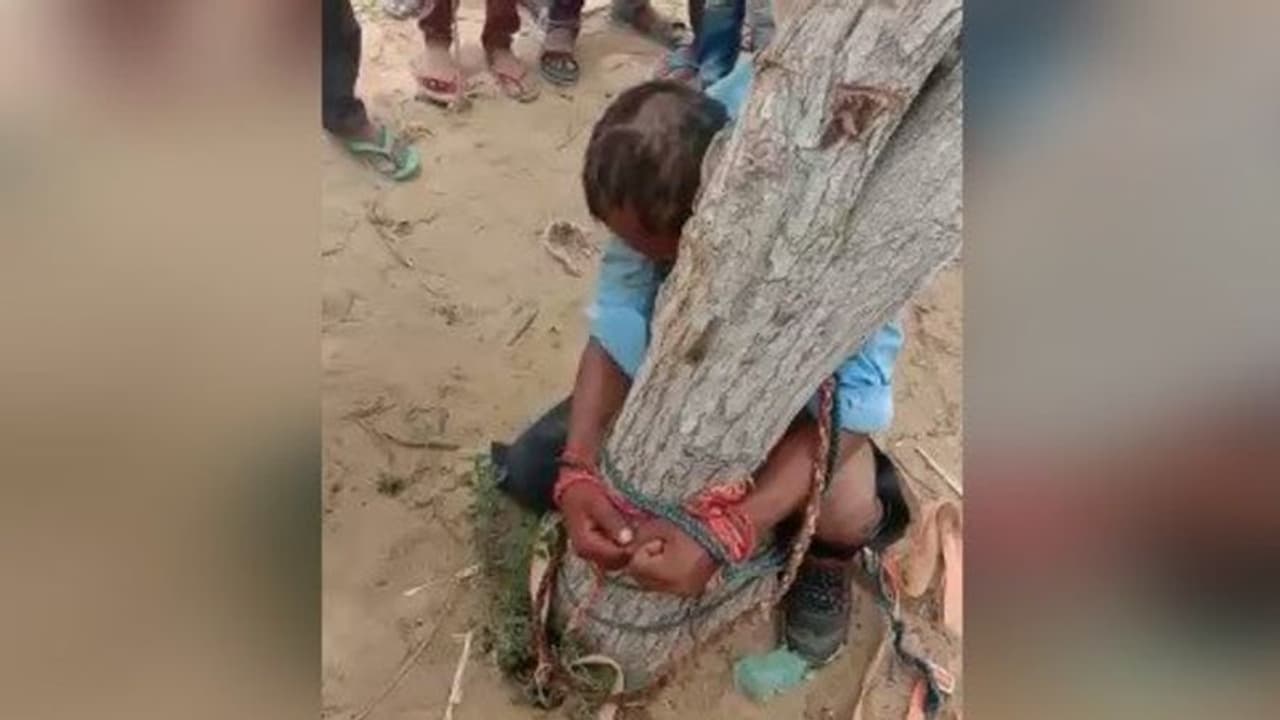 मानवता शर्मसार: यहां इंसान से की ऐसी हैवानियत कि कोई ऐसा जानवर से भी ना करे..नहीं पसीजा किसी का दिल मानवता शर्मसार: यहां इंसान से की ऐसी हैवानियत कि कोई ऐसा जानवर से भी ना करे..नहीं पसीजा किसी का दिल