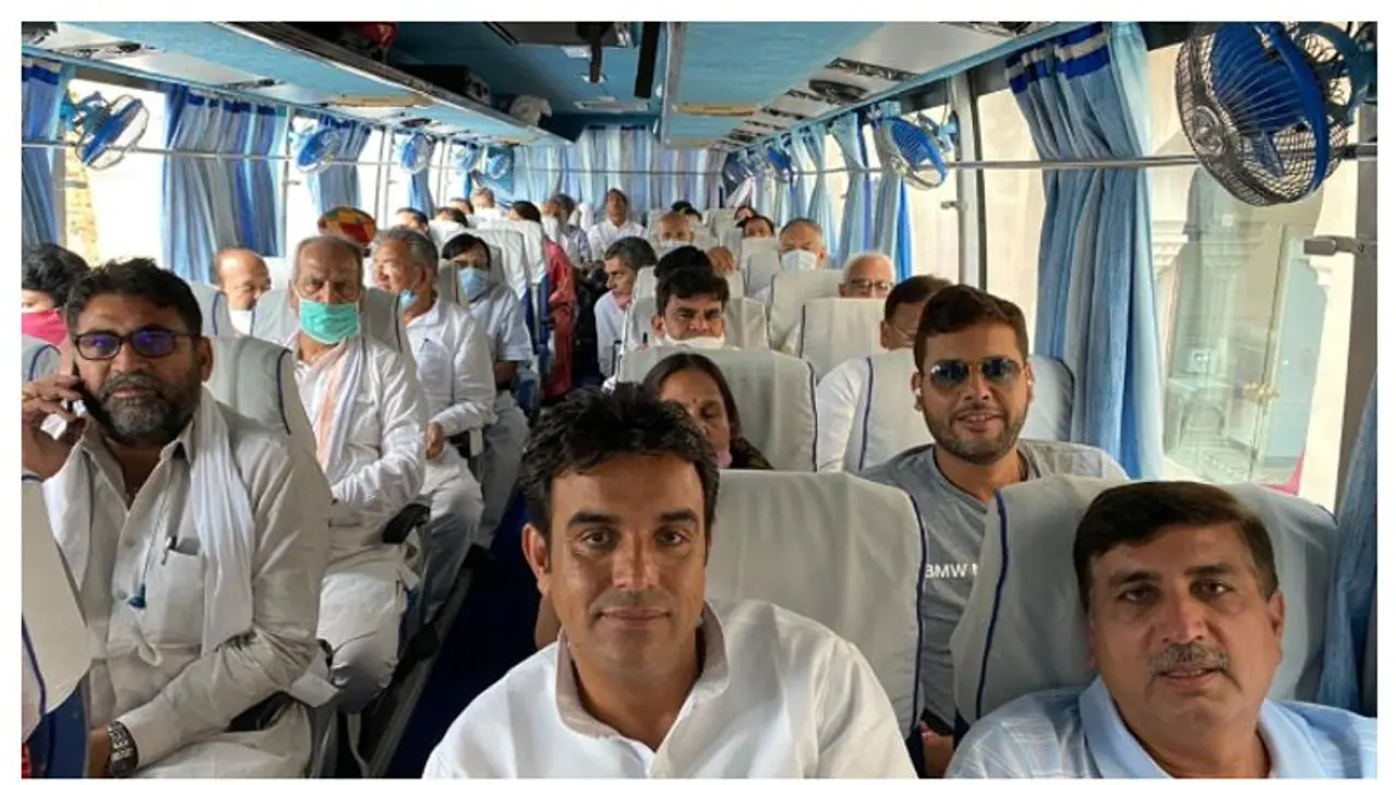 জয়পুরের হোটেল থেকে জয়সলমের, রাজস্থানে সরকার বাঁচাতে গেহলট এবার বিধায়কদের পাঠালেন গোপন আস্তানায় জয়পুরের হোটেল থেকে জয়সলমের, রাজস্থানে সরকার বাঁচাতে গেহলট এবার বিধায়কদের পাঠালেন গোপন আস্তানায়