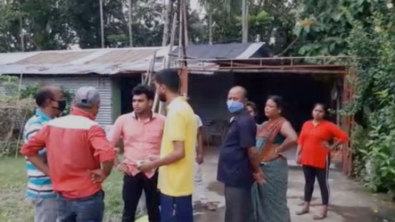 বাড়িতে আগুন লাগিয়ে সাতজনকে 'পুড়িয়ে মারা'র চেষ্টা, আতঙ্ক ছড়াল টিটাগড়ে বাড়িতে আগুন লাগিয়ে সাতজনকে 'পুড়িয়ে মারা'র চেষ্টা, আতঙ্ক ছড়াল টিটাগড়ে
