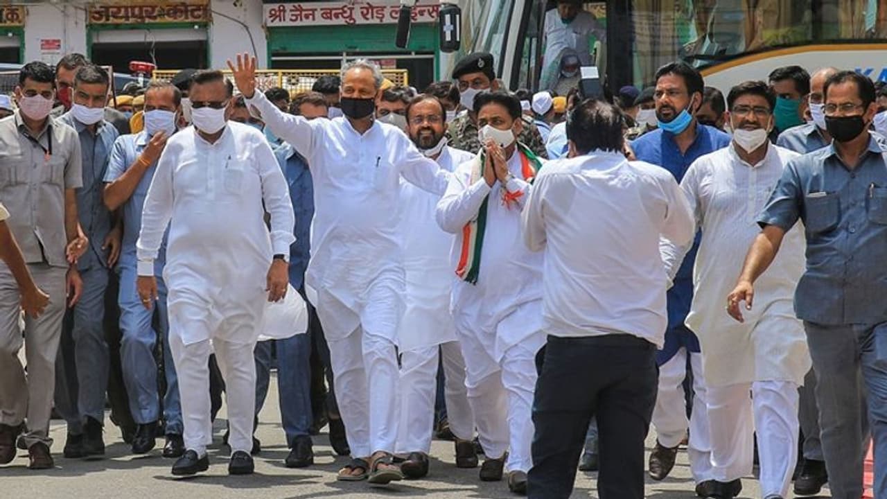 ರೈತ ಪ್ರತಿಭಟನೆ ಬೆಂಬಲಿಸಿ ಸಮಾವೇಶ; ಕಾಂಗ್ರೆಸ್ ಪಕ್ಷದೊಳಗೆ ಭಿನ್ನಮತ! ರೈತ ಪ್ರತಿಭಟನೆ ಬೆಂಬಲಿಸಿ ಸಮಾವೇಶ; ಕಾಂಗ್ರೆಸ್ ಪಕ್ಷದೊಳಗೆ ಭಿನ್ನಮತ!