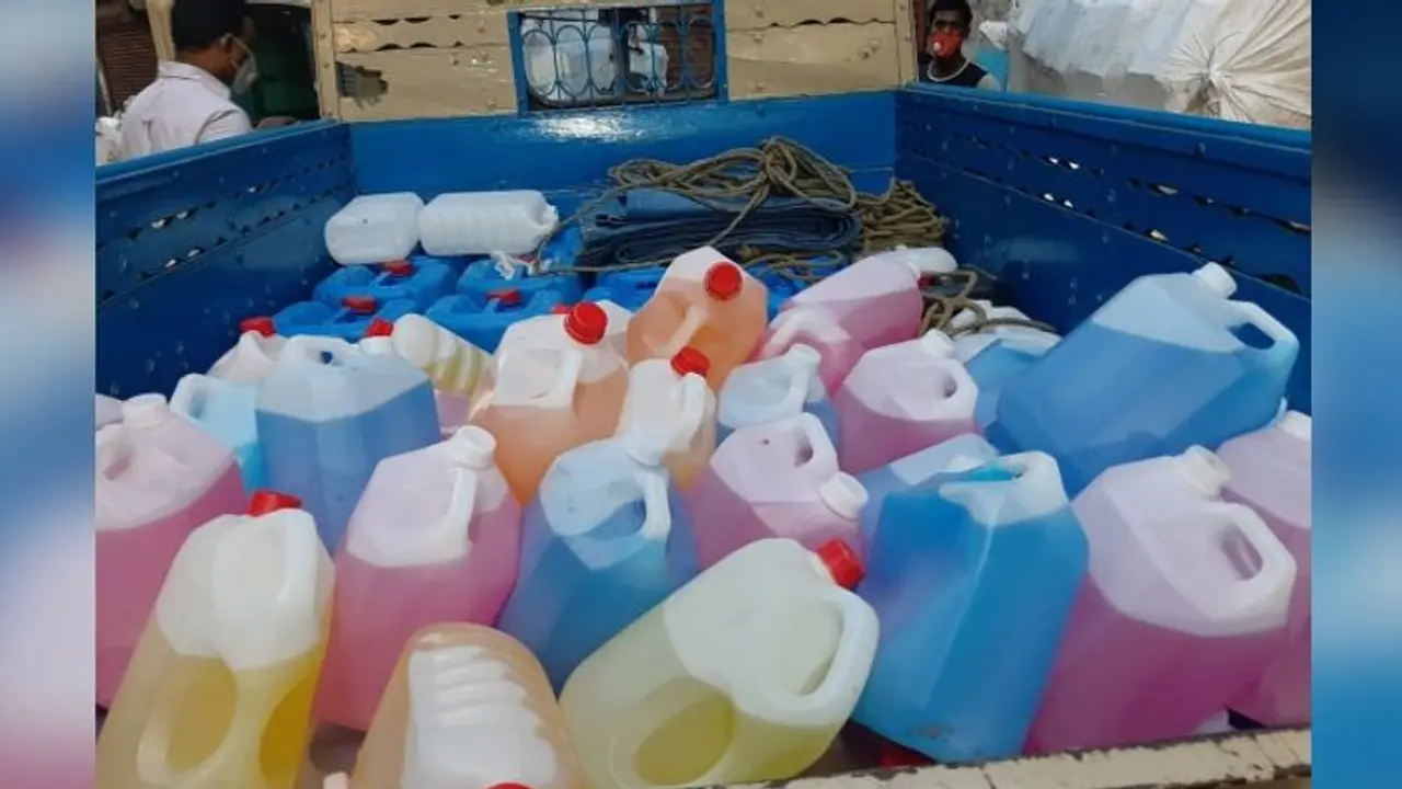 শহরবাসীর প্রাণ বাঁচালেন ইবি র অফিসারেরা, উদ্ধার ১৪০০ লিটার ভেজাল স্যানিটাইজার, গ্রেফতার ২