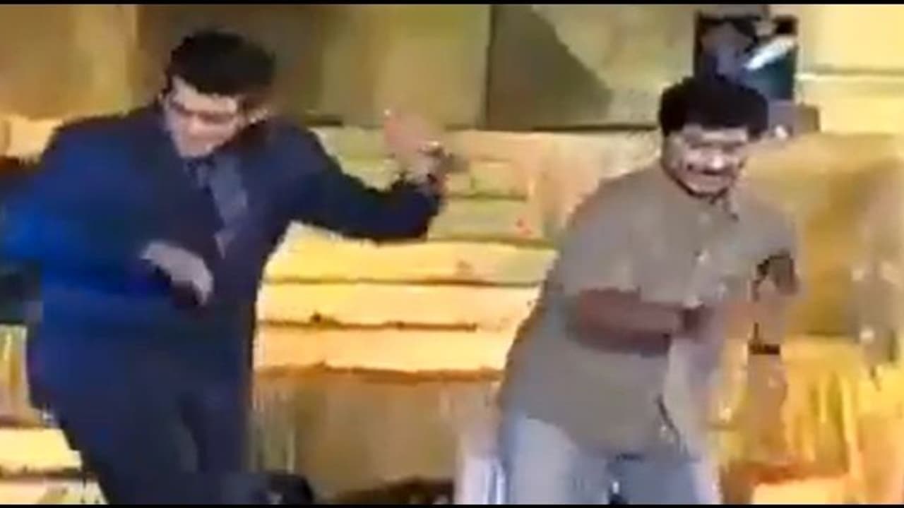 ஓவர் பந்தா காட்ட விரும்பல... பொது மேடையில் அஜித் போட்ட குத்தாட்டம்..! வைரலாகும் வீடியோ..! ஓவர் பந்தா காட்ட விரும்பல... பொது மேடையில் அஜித் போட்ட குத்தாட்டம்..! வைரலாகும் வீடியோ..!