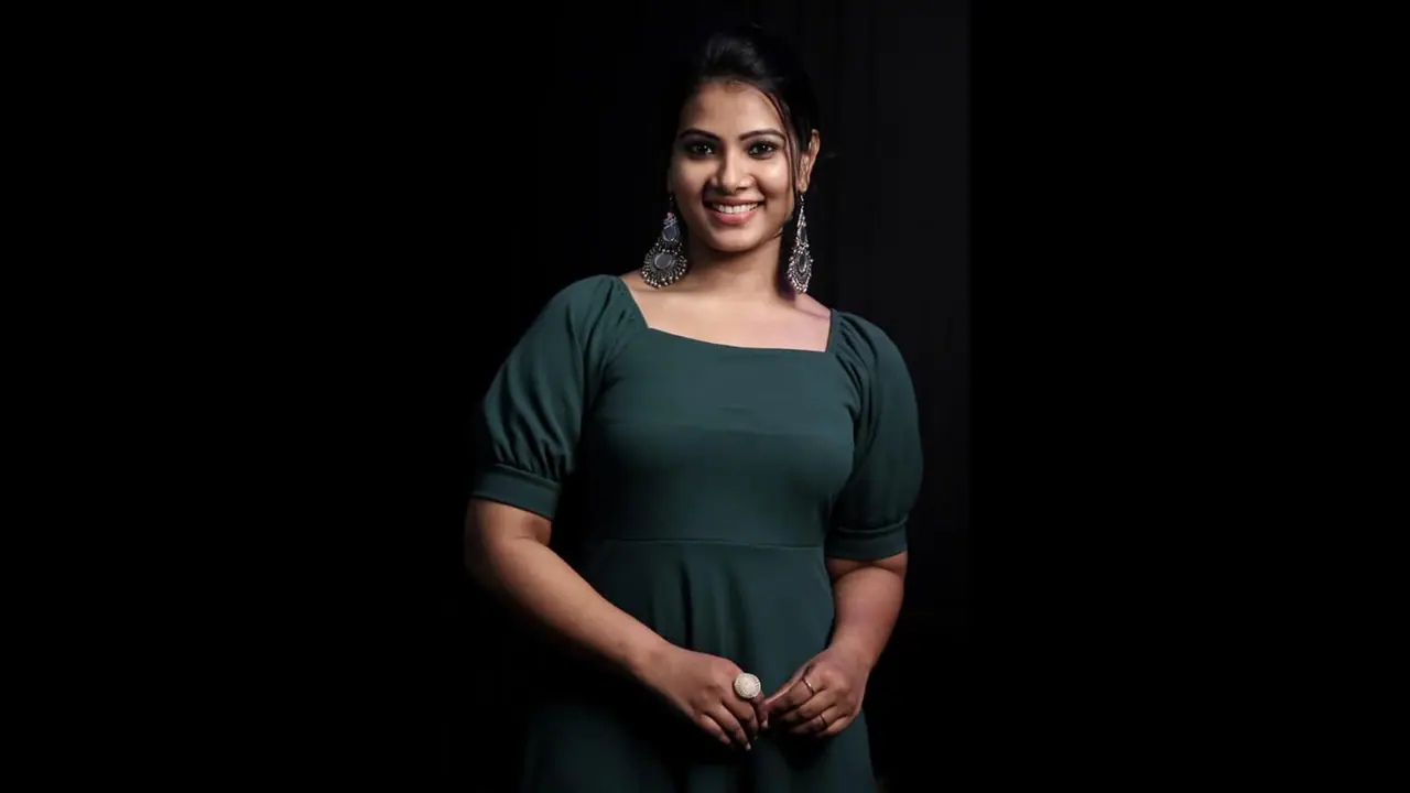 <p>பிரபல செய்தி ஊடகங்களில் செய்தி வாசிப்பாளராக பணியாற்றியவர் திவ்யா துரைசாமி. இவர் செய்தி வாசிப்பதை காண்பதற்கு என ஒரு தனி ரசிகர்கள் கூட்டமே காத்துக்கிடந்தது. </p>
<p>பிரபல செய்தி ஊடகங்களில் செய்தி வாசிப்பாளராக பணியாற்றியவர் திவ்யா துரைசாமி. இவர் செய்தி வாசிப்பதை காண்பதற்கு என ஒரு தனி ரசிகர்கள் கூட்டமே காத்துக்கிடந்தது. </p>