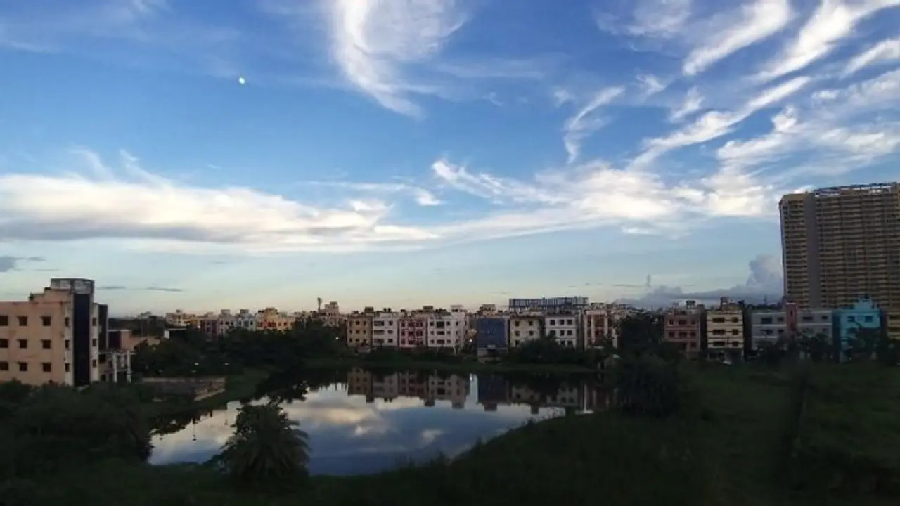 বৃষ্টির ঝাপটা খাওয়ার অপেক্ষায় গোটা শহর, সোমবারের আগে দুর্যোগ থেকে মুক্তি নেই উত্তরবঙ্গের