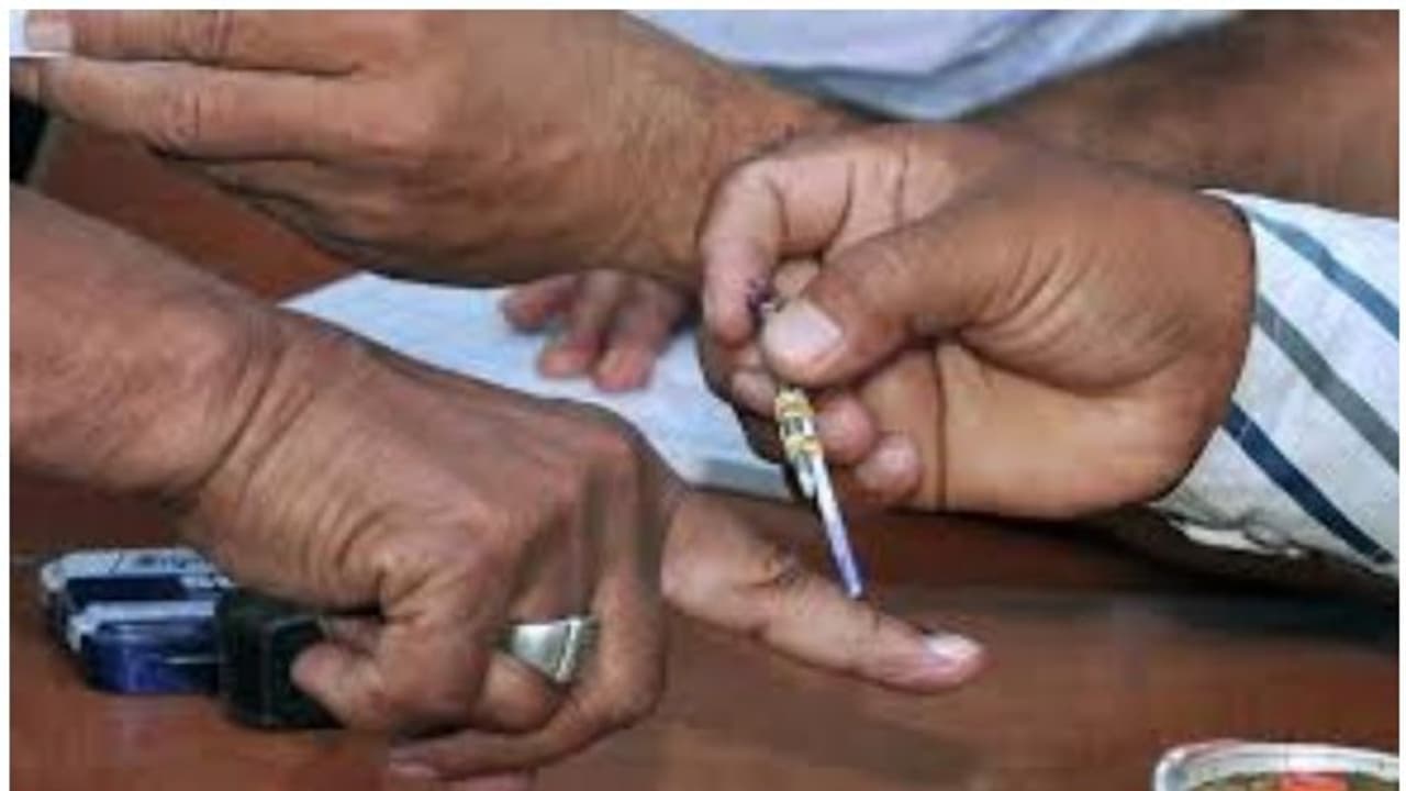 నితిశ్ కుమార్ వర్సెస్ తేజస్వి యాదవ్: బిహార్ లో మొదలైన తొలివిడత పోలింగ్ నితిశ్ కుమార్ వర్సెస్ తేజస్వి యాదవ్: బిహార్ లో మొదలైన తొలివిడత పోలింగ్