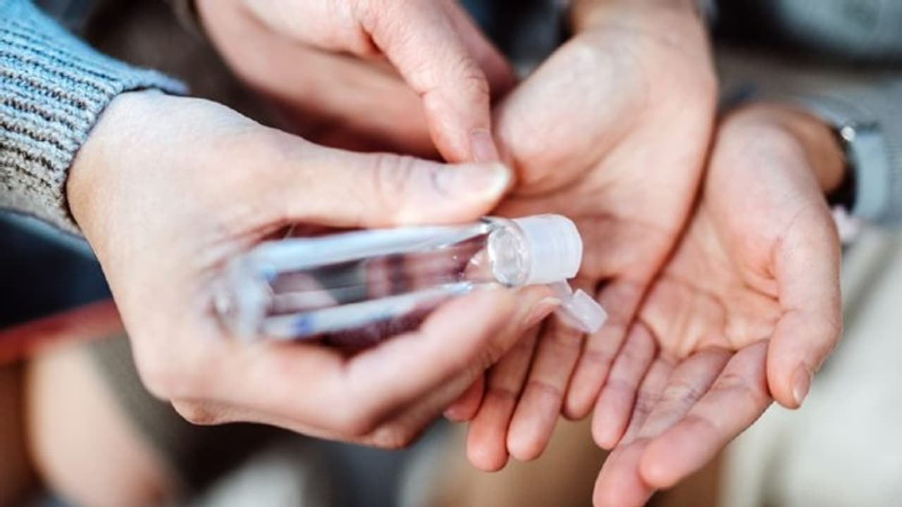 ಹ್ಯಾಂಡ್ ಸ್ಯಾನಿಟೈಸರ್ನಿಂದ ಮಕ್ಕಳಲ್ಲಿ ಕಣ್ಣಿನ ಸಮಸ್ಯೆ! ಹ್ಯಾಂಡ್ ಸ್ಯಾನಿಟೈಸರ್ನಿಂದ ಮಕ್ಕಳಲ್ಲಿ ಕಣ್ಣಿನ ಸಮಸ್ಯೆ!