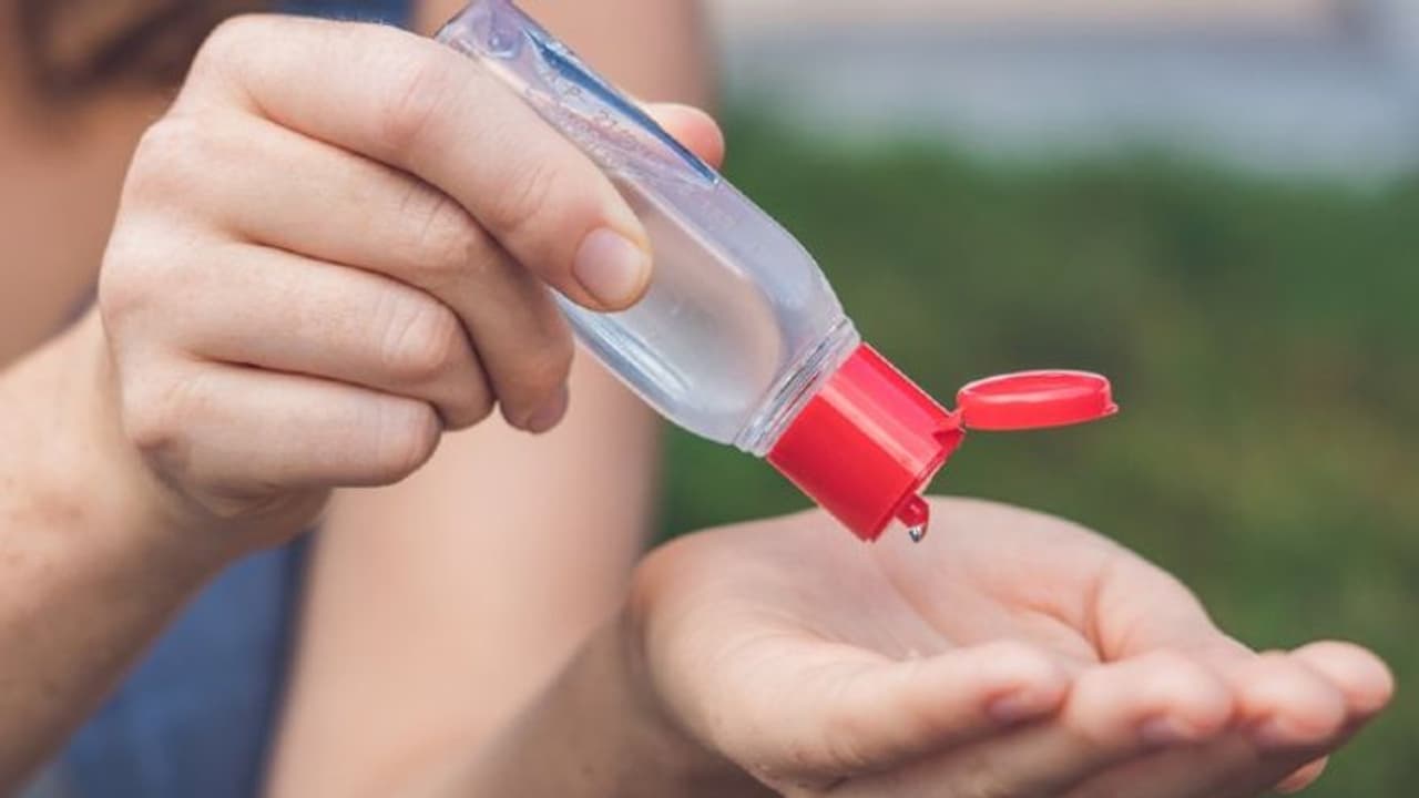 സാനിറ്റൈസറിലും 'വ്യാജന്‍'; 11 ബ്രാന്‍ഡുകള്‍ക്കെതിരെ കേസ്...