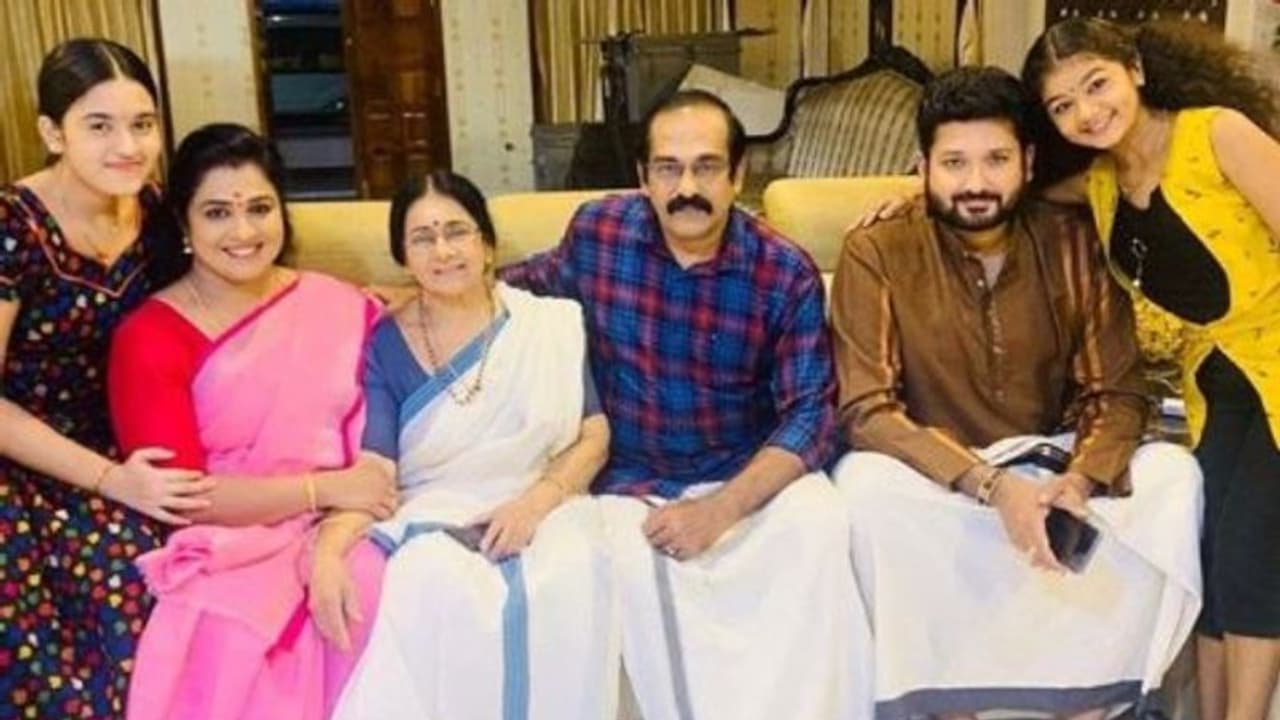 'ശ്രീമംഗലം കുടുംബത്തിലെ വില്ലന്മാരില്ലാത്ത ചിത്രം' പങ്കുവച്ച് 'നിര്‍മ്മലേടത്തി'