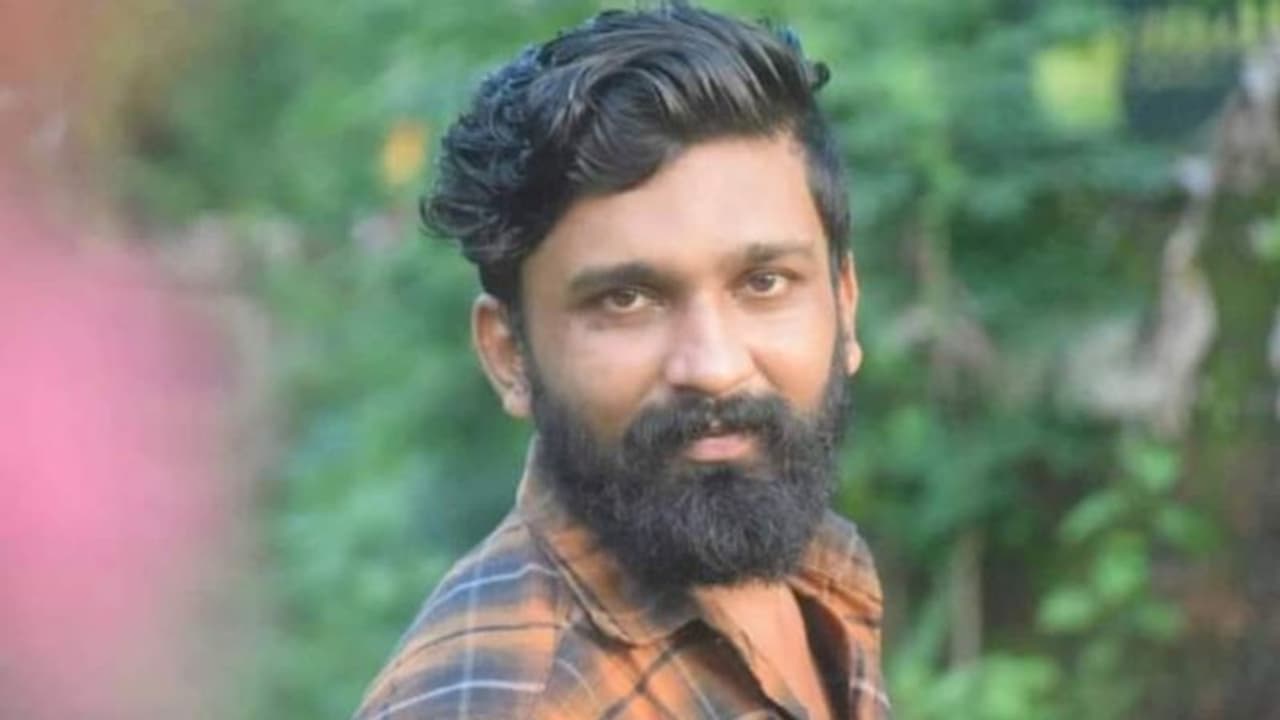 കണ്ണൂരില് ബൈക്ക് നിയന്ത്രണം വിട്ട് മരത്തിലിടിച്ച് യുവാവ് മരിച്ചു കണ്ണൂരില് ബൈക്ക് നിയന്ത്രണം വിട്ട് മരത്തിലിടിച്ച് യുവാവ് മരിച്ചു