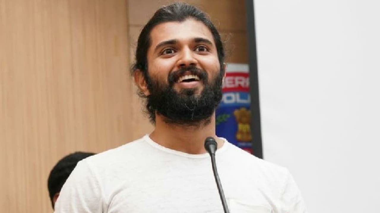 ఒకవేళ నాకు కరోనా వస్తే.. హీరో విజయ్ దేవరకొండ ఆసక్తికర వ్యాఖ్యలు ఒకవేళ నాకు కరోనా వస్తే.. హీరో విజయ్ దేవరకొండ ఆసక్తికర వ్యాఖ్యలు