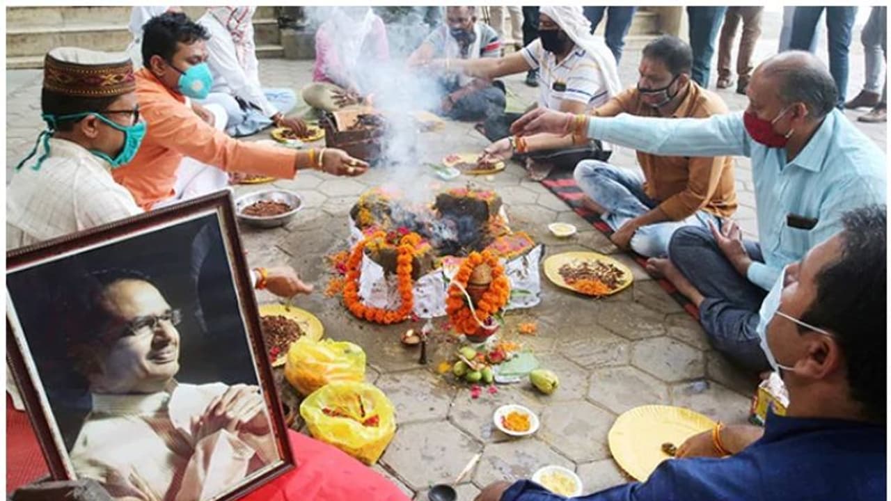 കൊവിഡ് ദുരിതാശ്വാസഫണ്ടിലേക്ക് ശമ്പളത്തിന്റെ 30 ശതമാനം നൽകണം; മന്ത്രിമാരോട് അഭ്യർത്ഥിച്ച് ശിവരാജ് സിംഗ് ചൗഹാൻ കൊവിഡ് ദുരിതാശ്വാസഫണ്ടിലേക്ക് ശമ്പളത്തിന്റെ 30 ശതമാനം നൽകണം; മന്ത്രിമാരോട് അഭ്യർത്ഥിച്ച് ശിവരാജ് സിംഗ് ചൗഹാൻ
