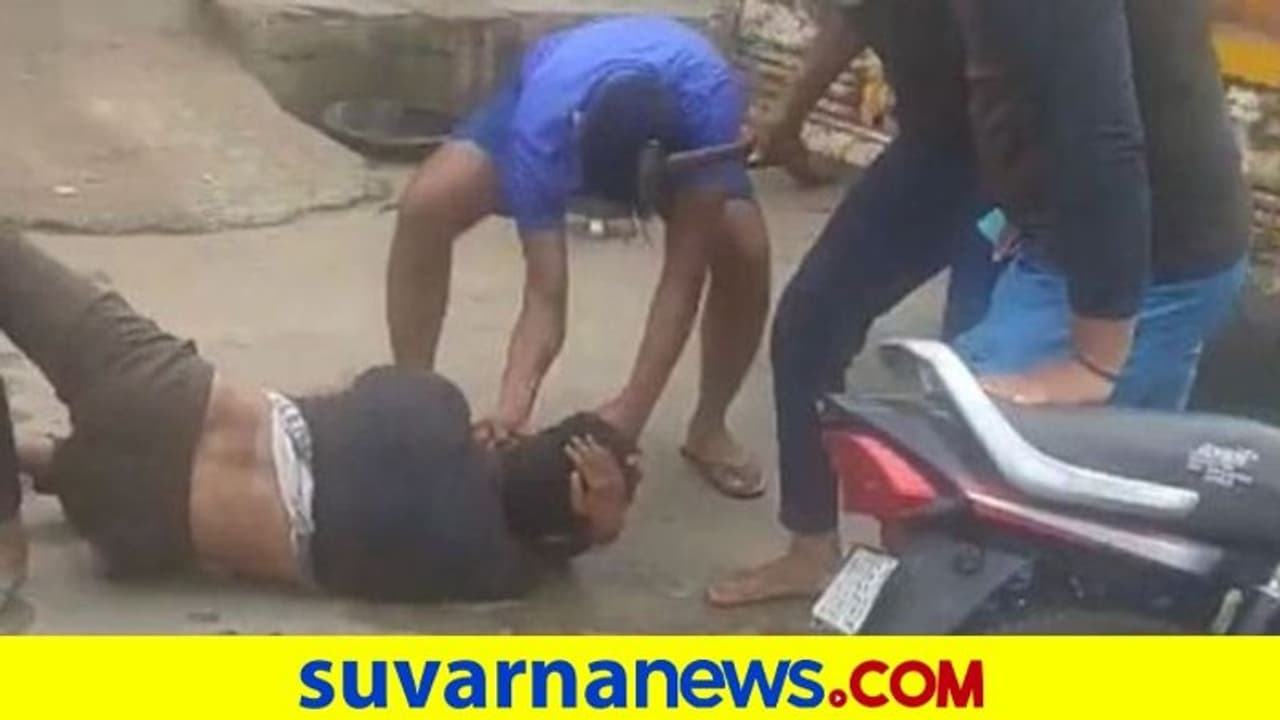 ವ್ಯಕ್ತಿಯ ನಡು ರಸ್ತೆಯಲ್ಲಿ ಸುತ್ತಿಗೆಯಿಂದ ಬಡಿದ 'ಗೋರಕ್ಷಕರು', ಪೊಲೀಸರು ಸೈಲೆಂಟ್!