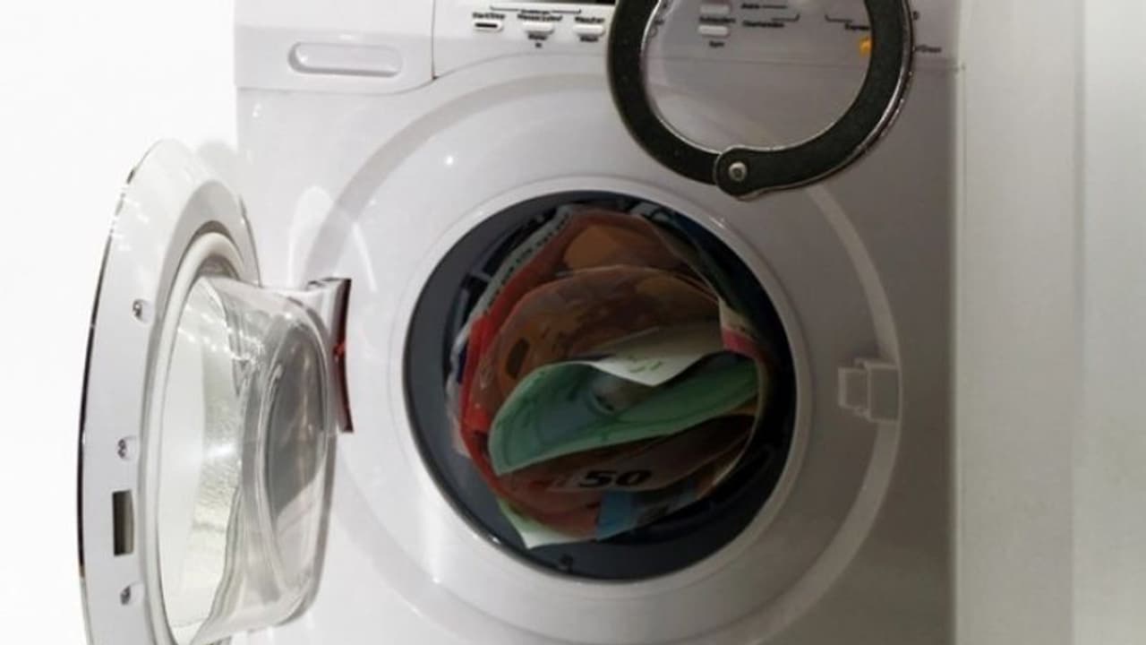 കൊവിഡ് പേടി; വമ്പന്‍ തുകയുടെ കറന്‍സികള്‍ വാഷിംഗ് മെഷീനിലിട്ട് അലക്കി!