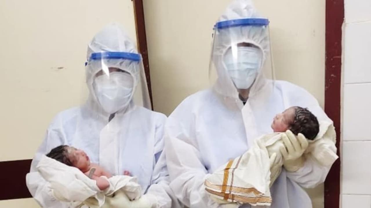 കണ്ണൂരിൽ കൊവിഡ് രോഗിയായ യുവതി ഇരട്ടക്കുട്ടികൾക്ക് ജന്മം നൽകി കണ്ണൂരിൽ കൊവിഡ് രോഗിയായ യുവതി ഇരട്ടക്കുട്ടികൾക്ക് ജന്മം നൽകി