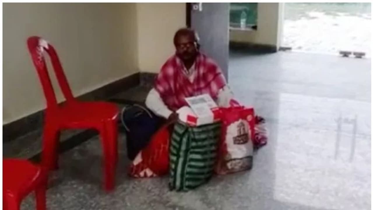 പത്ത് ദിവസമായി ഡോക്ടർ എത്തുന്നില്ല; ആശുപത്രിക്ക് മുന്നിൽ ധർണ നടത്തി കൊവിഡ് രോഗി പത്ത് ദിവസമായി ഡോക്ടർ എത്തുന്നില്ല; ആശുപത്രിക്ക് മുന്നിൽ ധർണ നടത്തി കൊവിഡ് രോഗി