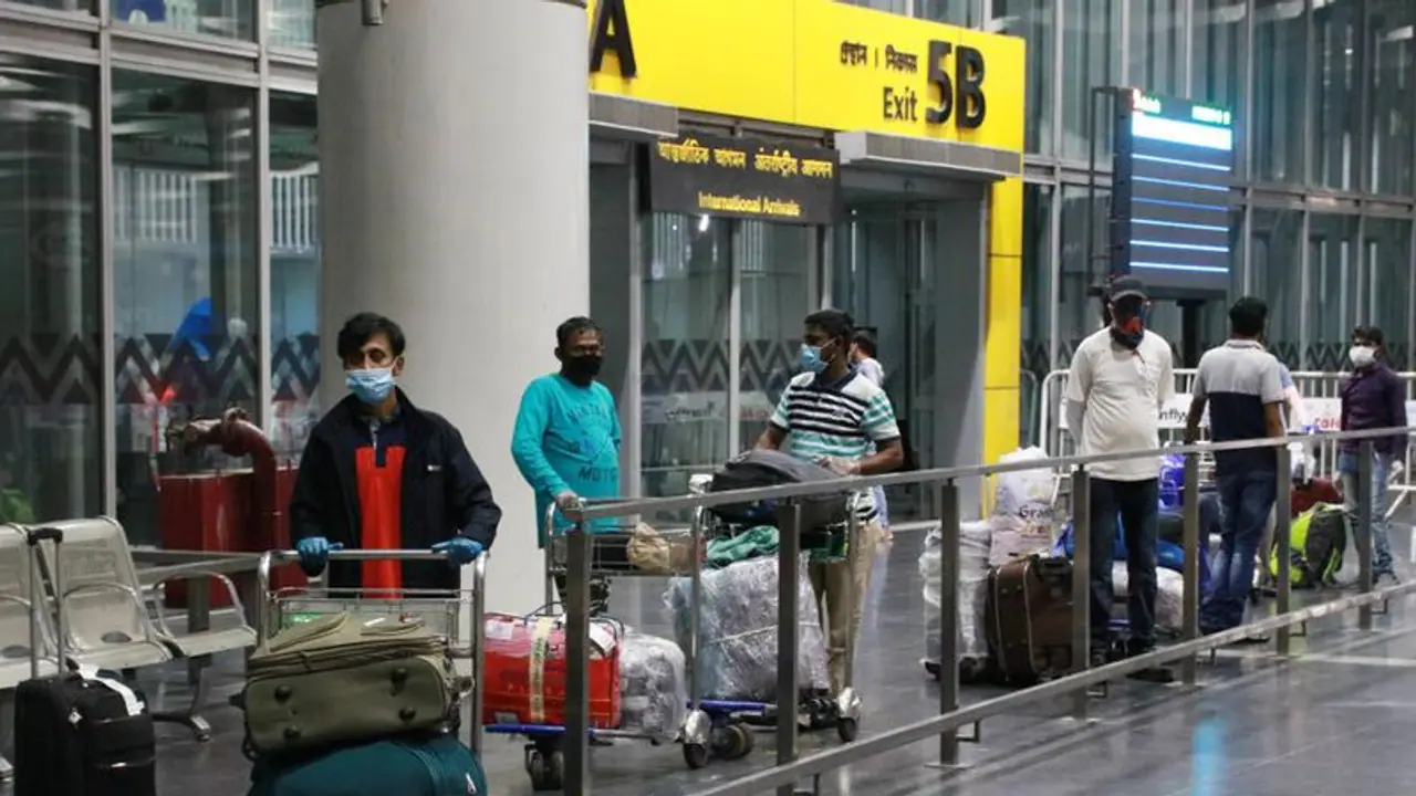 Omicron Variant: ವಿದೇಶದಿಂದ ಬರೋರಿಗೆ ಸಾಂಸ್ಥಿಕ ಕ್ವಾರಂಟೈನ್ ಸದ್ಯಕ್ಕಿಲ್ಲ Omicron Variant: ವಿದೇಶದಿಂದ ಬರೋರಿಗೆ ಸಾಂಸ್ಥಿಕ ಕ್ವಾರಂಟೈನ್ ಸದ್ಯಕ್ಕಿಲ್ಲ