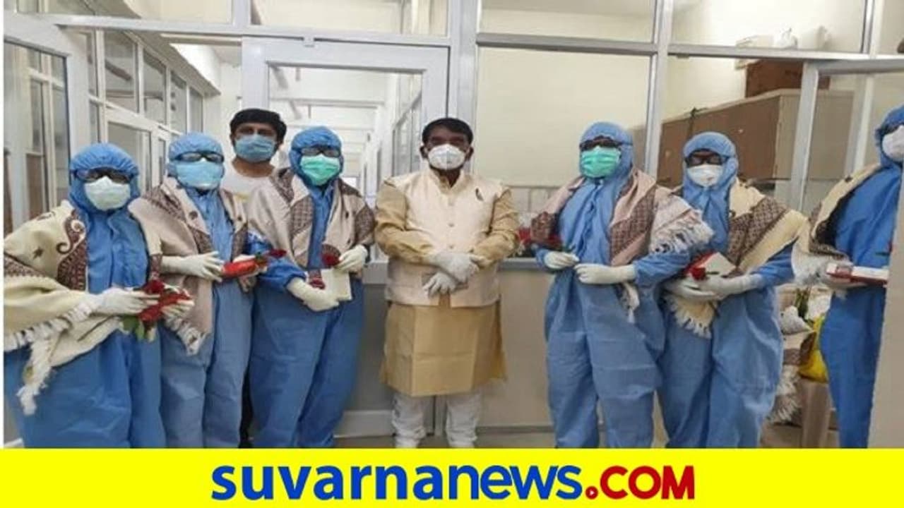 ಕೊರೋನಾ ಗೆದ್ದ ಬಿಜೆಪಿ ಶಾಸಕ: ಚಿಕಿತ್ಸೆ ನೀಡಿದ ವೈದ್ಯಕೀಯ ಸಿಬ್ಬಂದಿಗೆ ಸನ್ಮಾನ ಕೊರೋನಾ ಗೆದ್ದ ಬಿಜೆಪಿ ಶಾಸಕ: ಚಿಕಿತ್ಸೆ ನೀಡಿದ ವೈದ್ಯಕೀಯ ಸಿಬ್ಬಂದಿಗೆ ಸನ್ಮಾನ