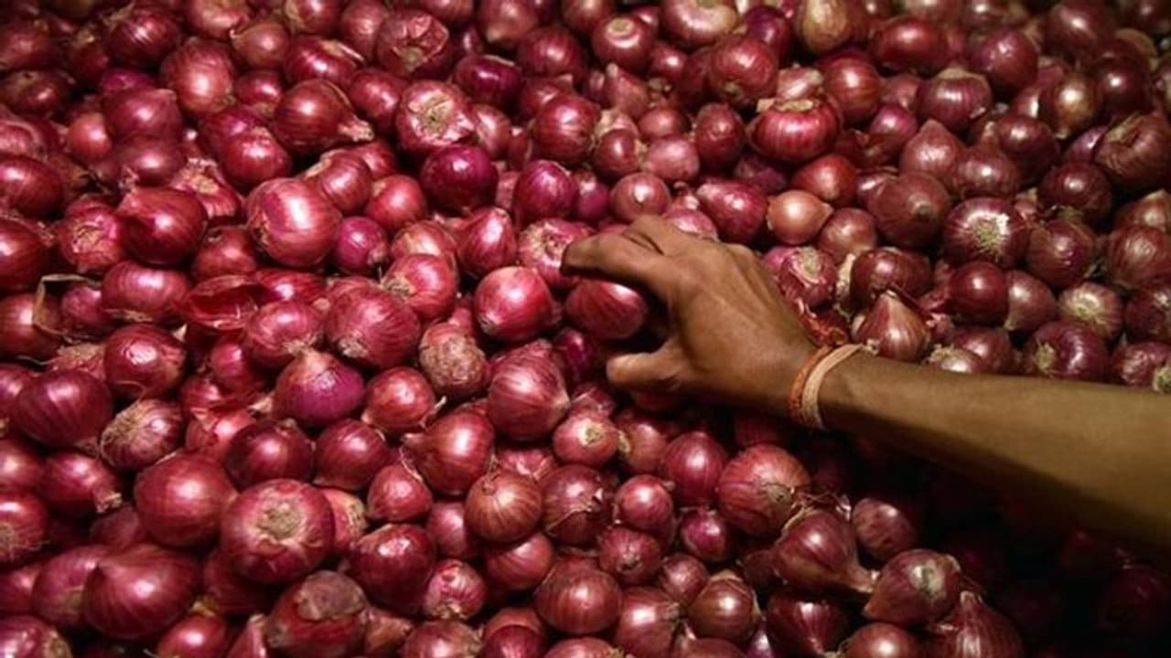 కోయకుండానే కన్నీళ్లు.. సెంచరీకి చేరువలో ఉల్లి ధరలు, కారణమిదే..!!