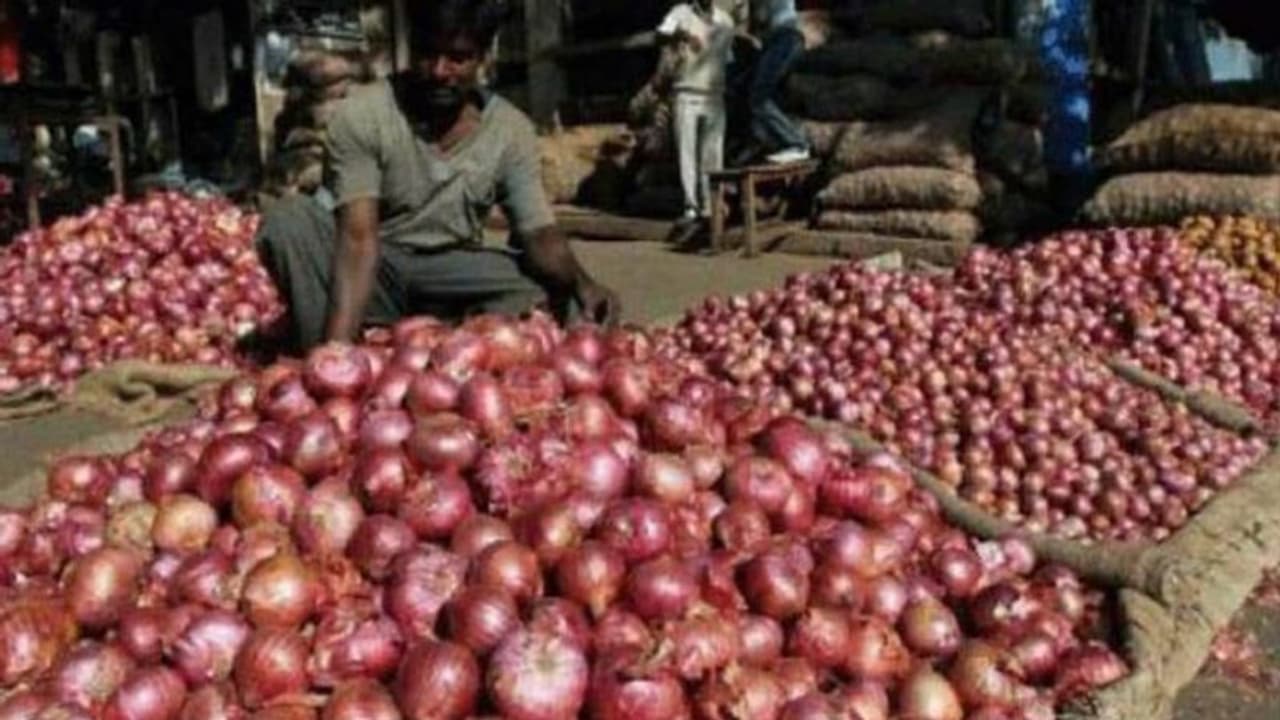 రూ.35 కిలో ఉల్లి... ఎక్కడ, ఎలా పొందాలంటే..: మంత్రి నిరంజన్ రెడ్డి రూ.35 కిలో ఉల్లి... ఎక్కడ, ఎలా పొందాలంటే..: మంత్రి నిరంజన్ రెడ్డి