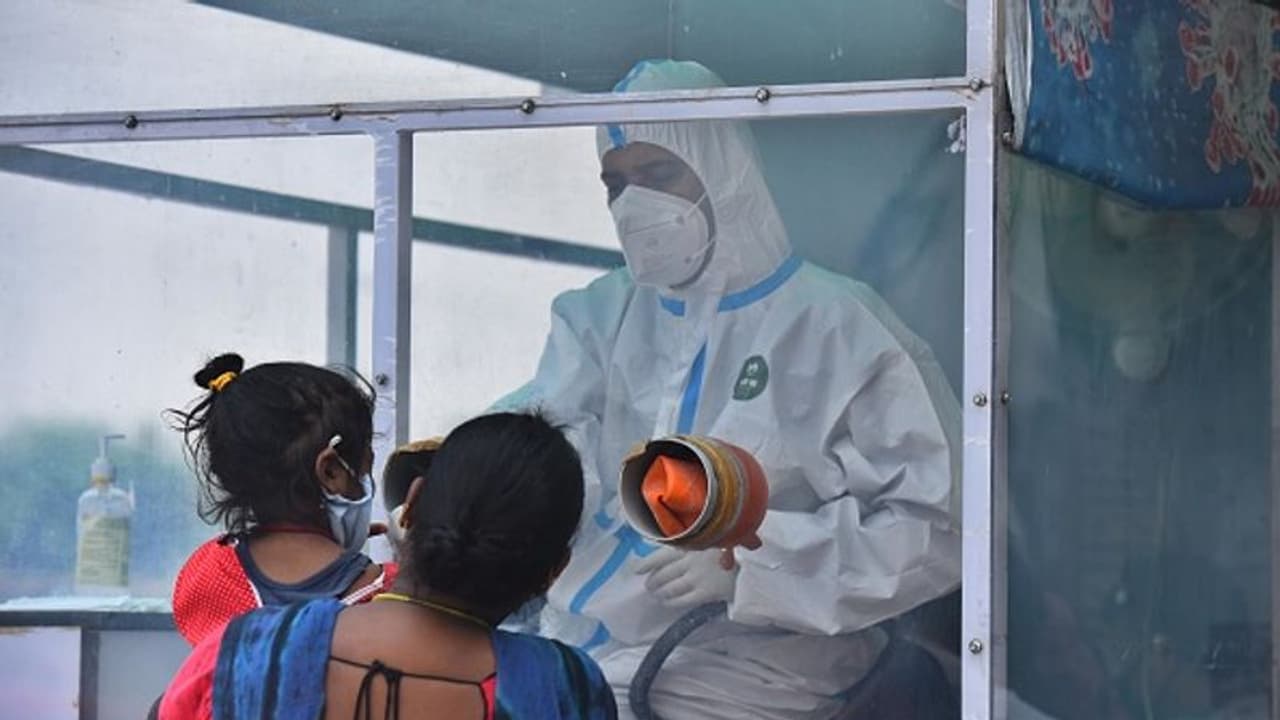 கொரோனா தடுப்பூசி வந்தாலும் இதே நிலைதான்... அதிர்ச்சியூட்டும் மருத்துவ விஞ்ஞானி..! கொரோனா தடுப்பூசி வந்தாலும் இதே நிலைதான்... அதிர்ச்சியூட்டும் மருத்துவ விஞ்ஞானி..!