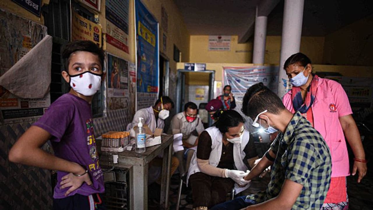 ফের নতুন রেকর্ড গড়ে দেশে দৈনিক আক্রান্ত ৫৬ হাজার ছাড়াল, মৃতের সংখ্যা পেরিয়ে গেল ৪০ হাজারের গণ্ডি