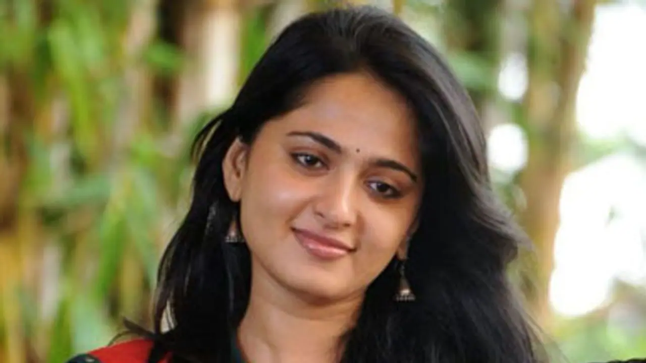 ఇంటర్ లో ఉన్నప్పుడే అనుష్కపై ఆ డైరెక్టర్ కన్నుపడింది ఇంటర్ లో ఉన్నప్పుడే అనుష్కపై ఆ డైరెక్టర్ కన్నుపడింది