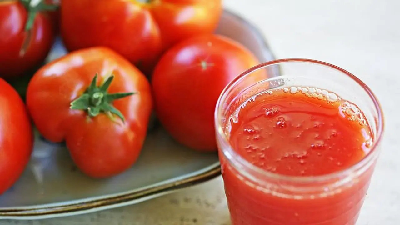 കൊളസ്ട്രോള് കുറയ്ക്കാൻ തക്കാളി ജ്യൂസ്? കഴിക്കേണ്ടത് ദാ ഇങ്ങനെ... കൊളസ്ട്രോള് കുറയ്ക്കാൻ തക്കാളി ജ്യൂസ്? കഴിക്കേണ്ടത് ദാ ഇങ്ങനെ...