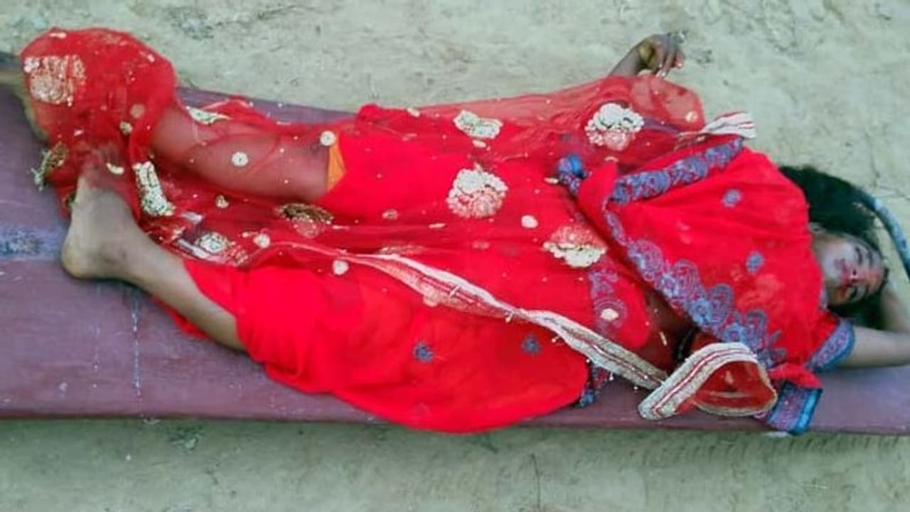 रक्षाबंधन के दिन शादी के लाल जोड़े में मिली अनमैरिड लड़की की लाश, माथे पर बिखरा था सुहाग का सिंदूर रक्षाबंधन के दिन शादी के लाल जोड़े में मिली अनमैरिड लड़की की लाश, माथे पर बिखरा था सुहाग का सिंदूर