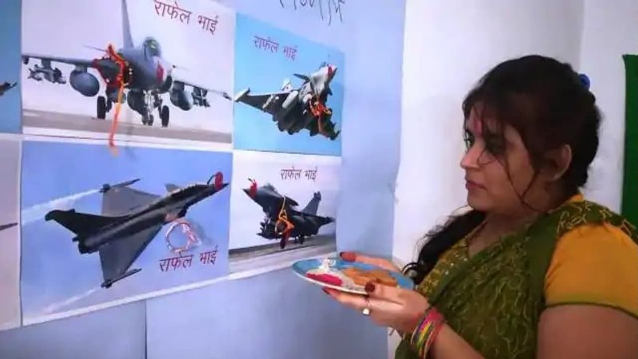 राफेल को इस लड़की ने बनाया भाई, राखी बांधकर उतारी आरती, लोगों ने पूछा तो कही ये बातें राफेल को इस लड़की ने बनाया भाई, राखी बांधकर उतारी आरती, लोगों ने पूछा तो कही ये बातें